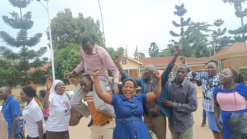 Kaggwa's supporters carrying him at Mukono court